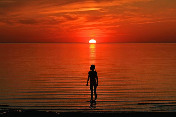 Человек на фоне красного заката