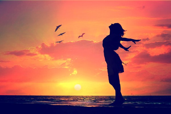 Мужской силуэт на закате