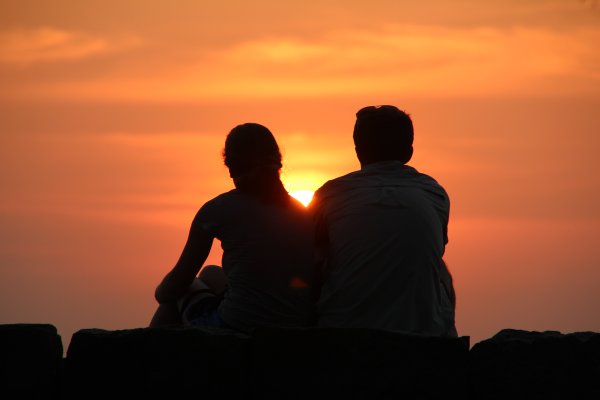 Одинокий парень на закате