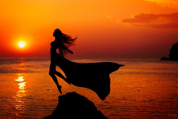 Женский силуэт на закате