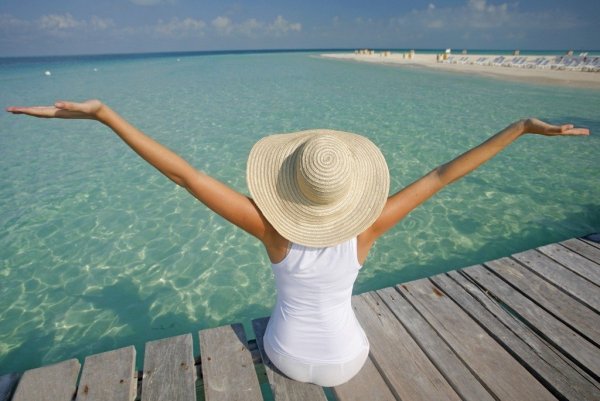 Блондинка в шляпе на пляже