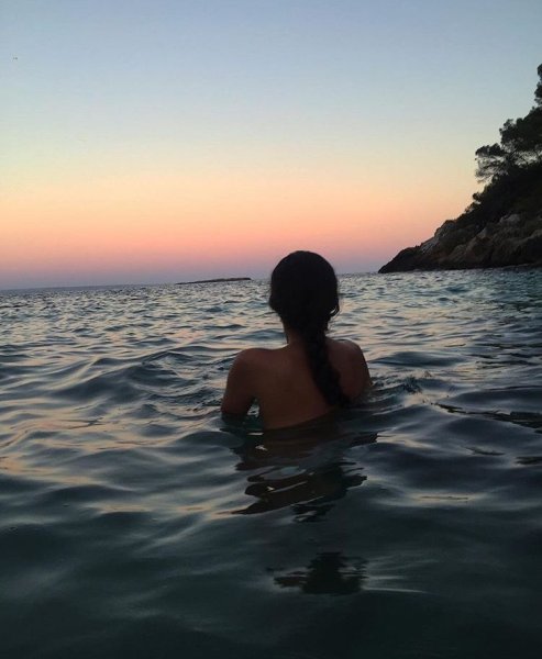 Солнце море пляж девушки