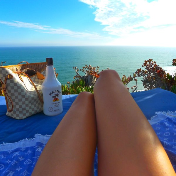 Дама в шляпе на море