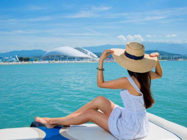 Ноги на фоне моря