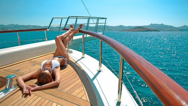 Ноги с видом на море