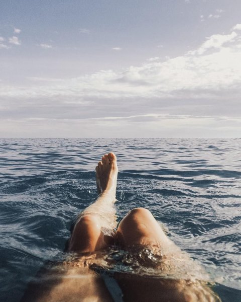 Девушка на море со спины