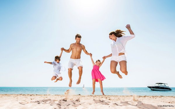Семья на берегу моря