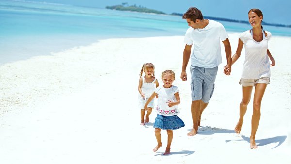 Семья на море