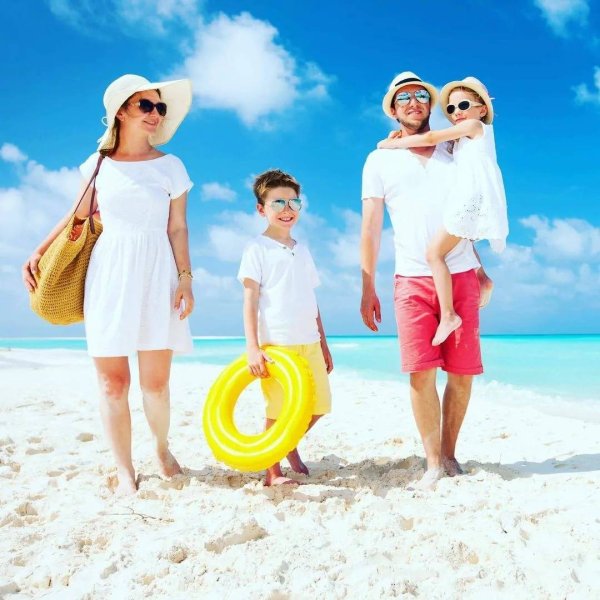 Счастливая семья на море