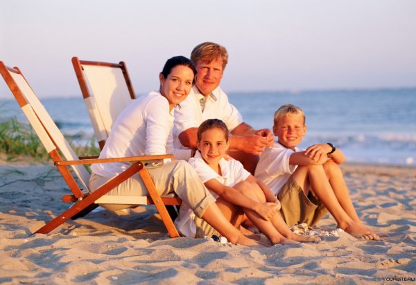 Счастливая семья на море