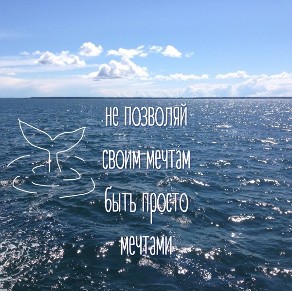 Девушка на море со спины