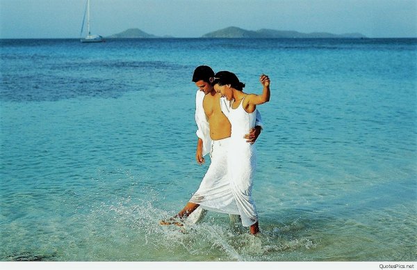 Влюбленные на берегу моря