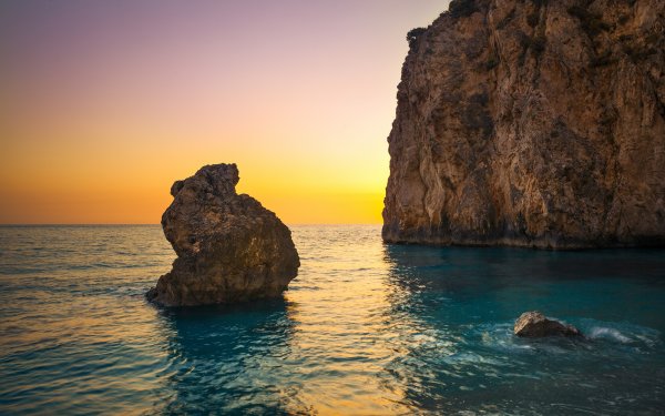 Скалы на берегу моря