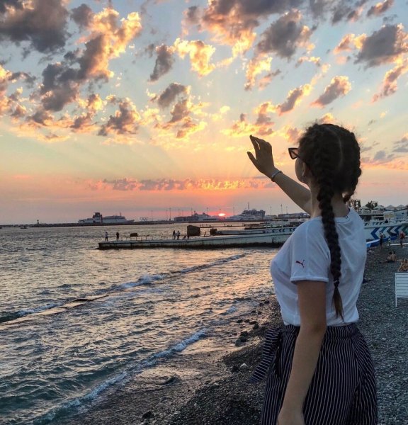 Девушка на море со спины