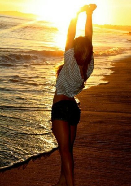 Брюнетка на море со спины