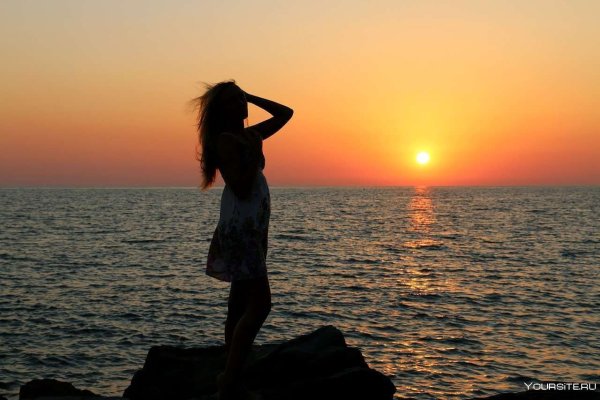 Девушка на море со спины