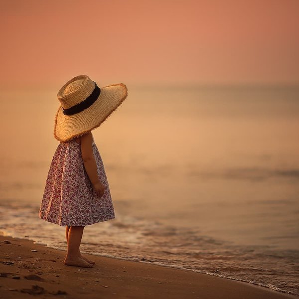 Дама в шляпе на фоне моря