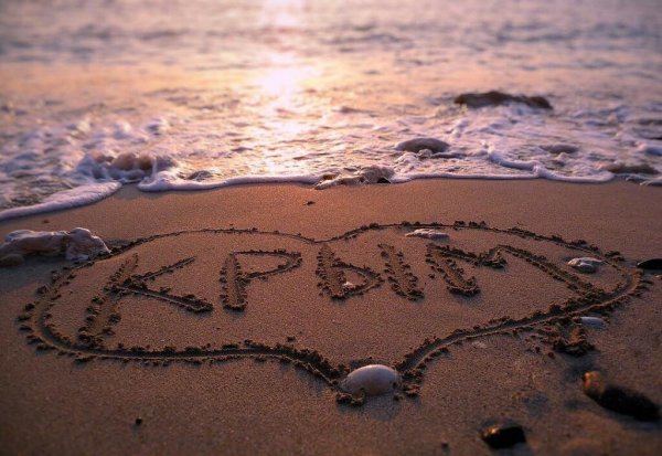 Надпись на песке на море