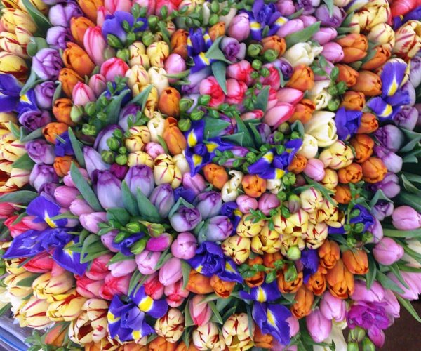 Открытка с охапкой цветов