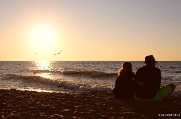 Двое влюбленных на берегу