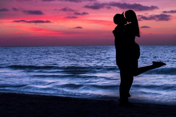 Пара на закате у моря