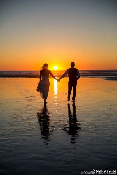 Пара на закате