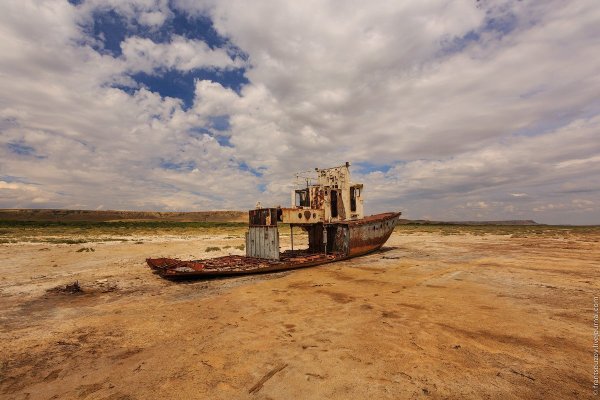 Одинокий корабль; Аральское море, Казахстан