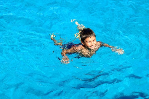 Мальчик плавает мультяшный