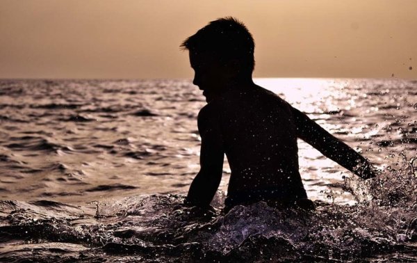 Ребенок купается в море вектор