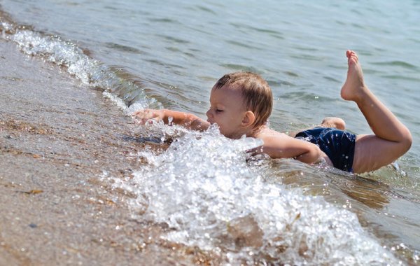 Мальчик на пляже иллюстрации