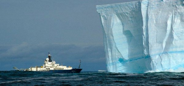 Айсберги Антарктиды и корабли