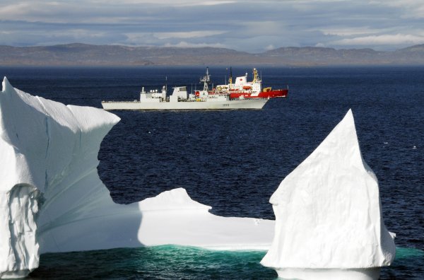 Фон айсберги и корабль