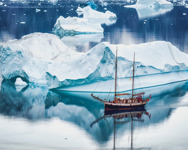 Айсберг и корабль