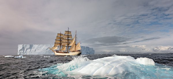 Парусный корабль в Антарктиде