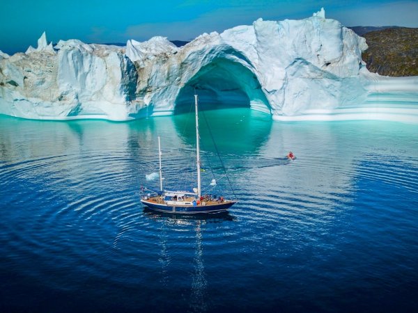 Корабль в ледниках
