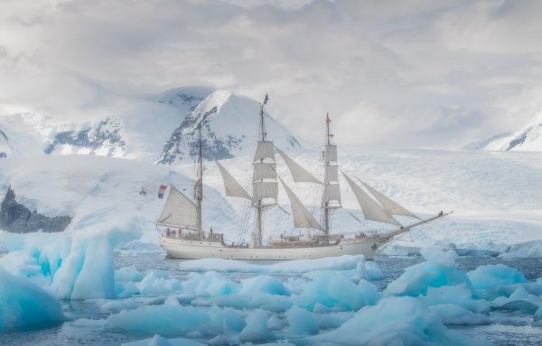 Парусник в Антарктиде