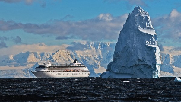 Круизный лайнер в Антарктиду