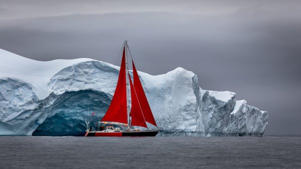 Парусник в Антарктиде