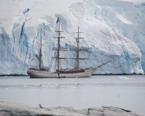 Корабль в ледниках