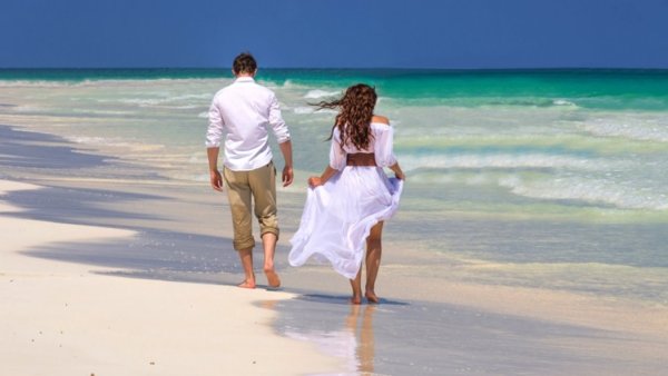 Счастливые пары на море