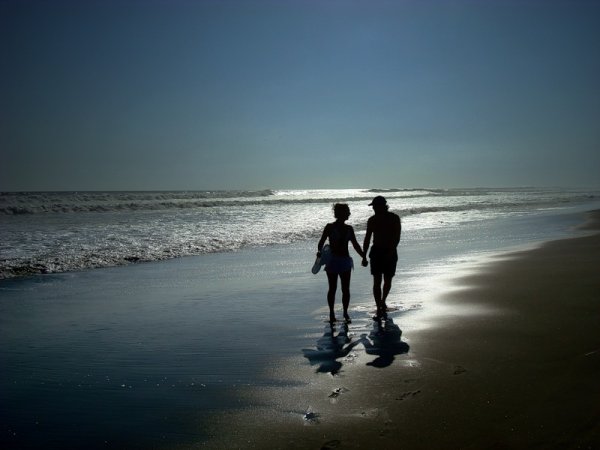 Парень с девушкой на берегу моря