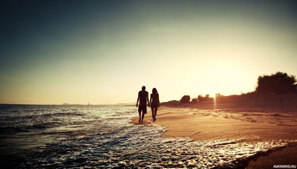 Парень и девушка вдалеке