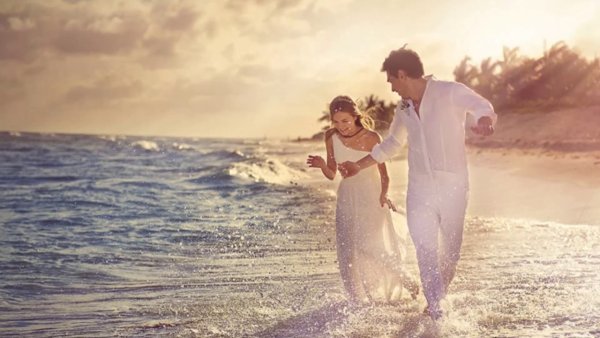 Пара бежит по берегу