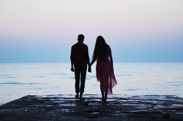 Мужчина и женщина стоят спиной