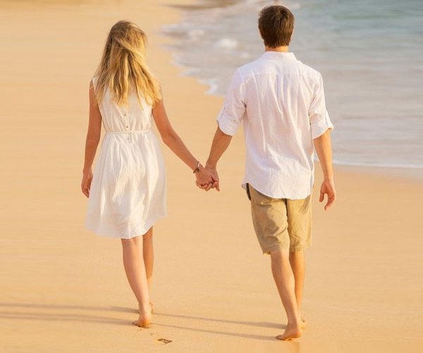 Парень с девушкой идут