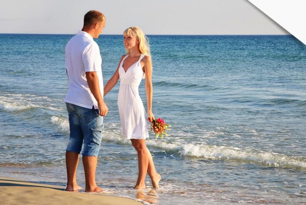 Мужчина и женщина гуляют на море