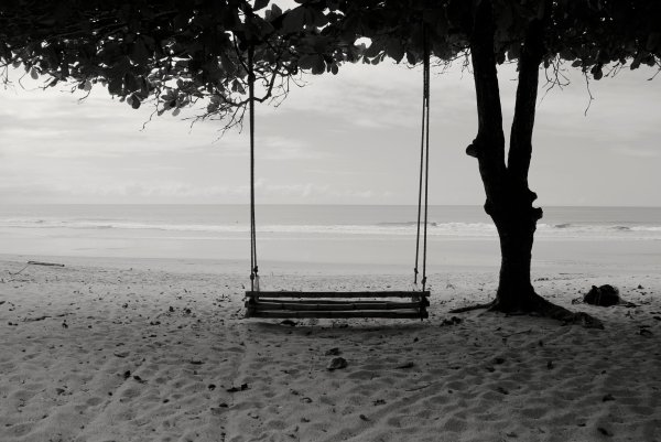 Черно белый пляж