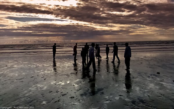 Неизвестный на берегу моря