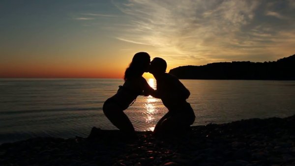 Парочка на берегу моря