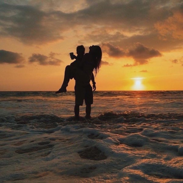 Влюбленные на берегу